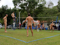 Duplas participam de partida de badminton no clube de naturismo. (Foto: Carlos Santos/G1)