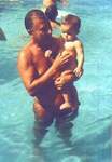 Elias e seu netinho na piscina.