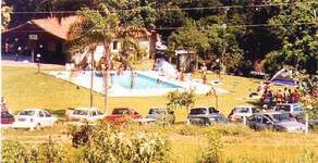 Vista geral da piscina e a grande casa