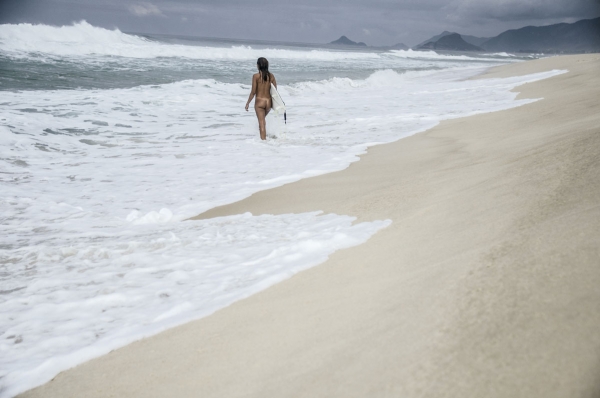 A surfista Jessica na Praia da Reserva no Rio de Janeiro